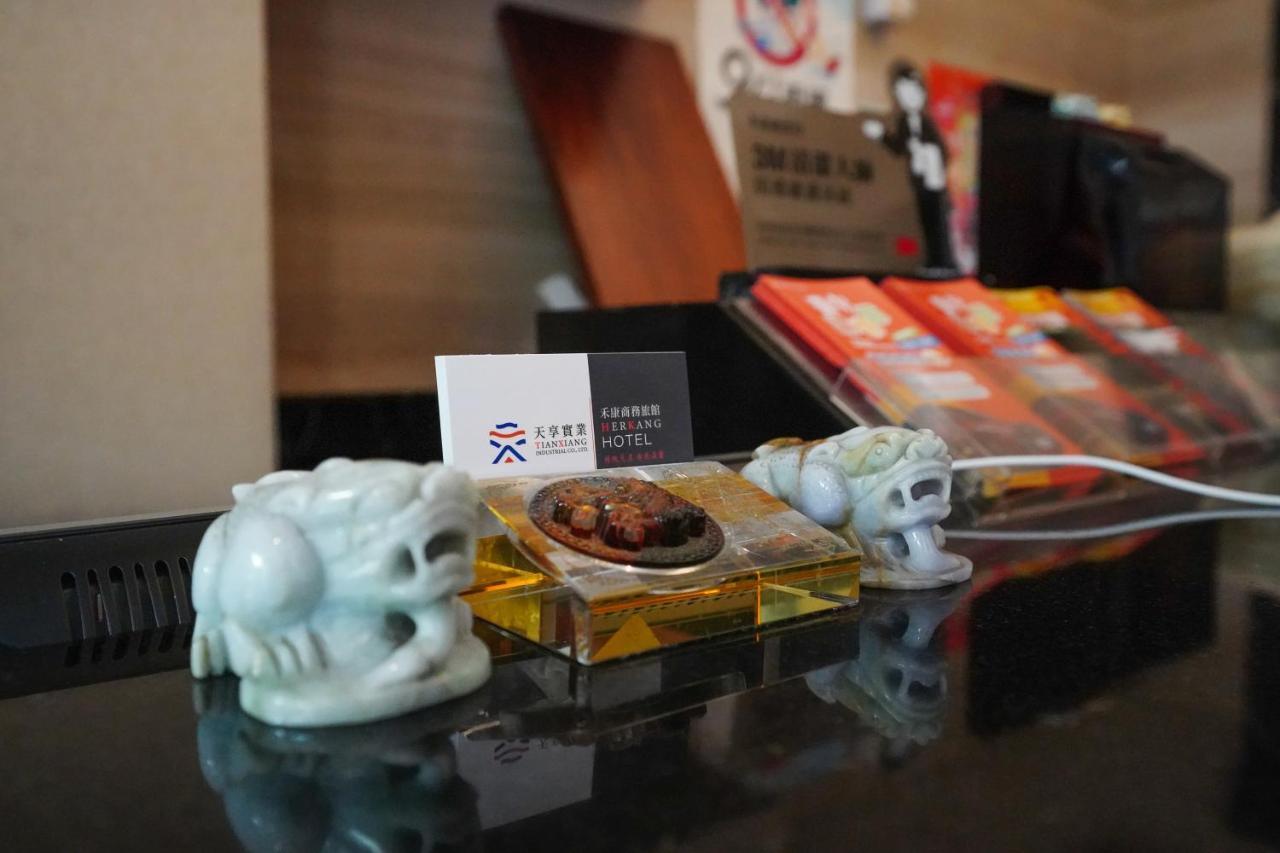 Herkang Hotel Тайджун Екстериор снимка