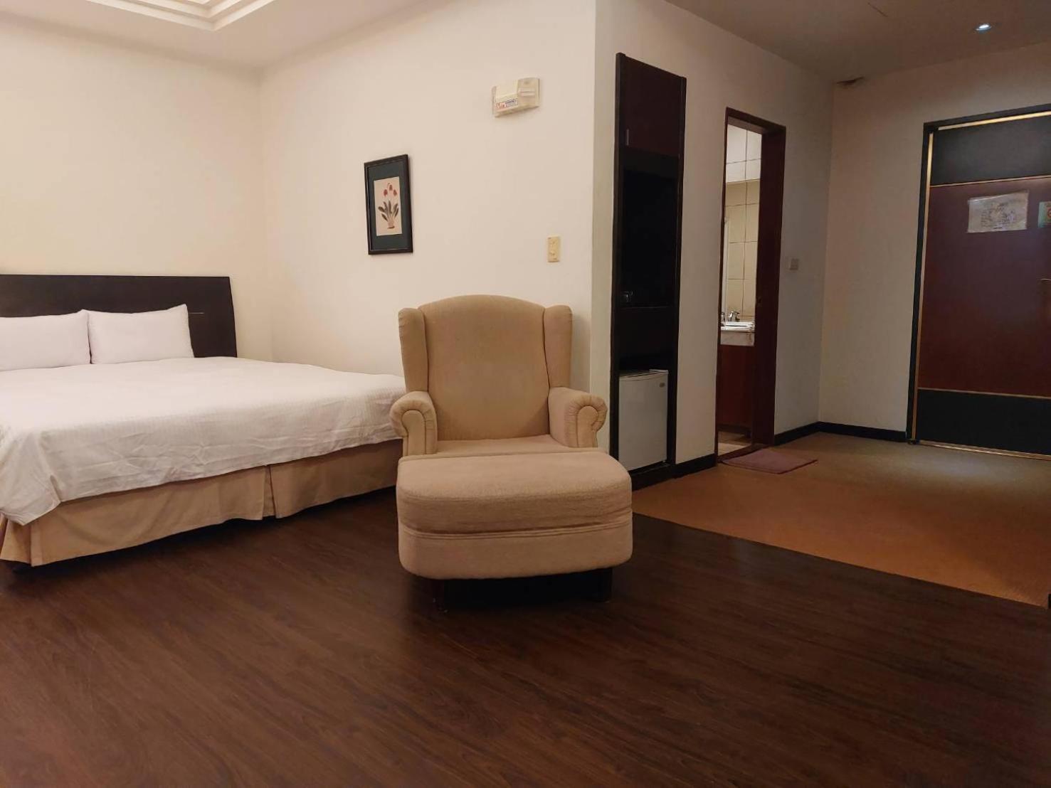 Herkang Hotel Тайджун Екстериор снимка